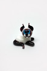 Кот сиамский лежит